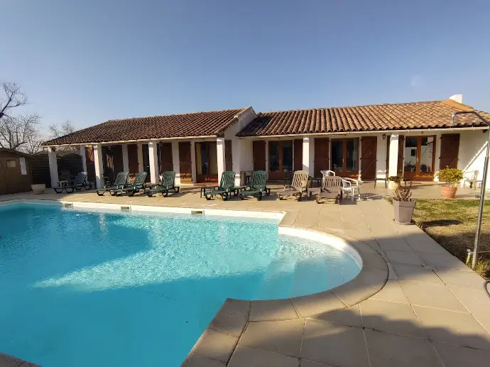 Piscine et terrasse ensoleillée de l’Auberge de la Fadaise, Saintes-Maries-de-la-Mer, offrant un cadre paisible et chaleureux.